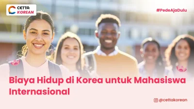 sekelompok mahasiswa sedang berkumpul dan melihat ke arah kamera