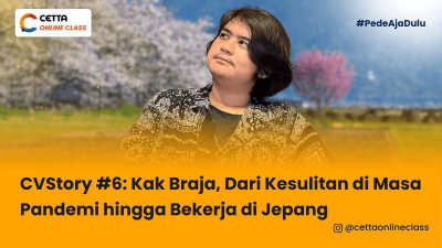 Seorang pria tersenyum dengan kepala menghadap atas, background bunga sakura Jepang