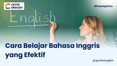 seorang perempuan sedang menulis di papan tulis