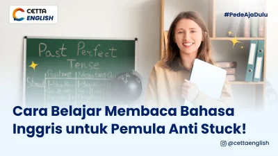 Seorang perempuan tersenyum di dalam kelas karena menemukan cara belajar bahasa inggris yang cocok untuk pemula