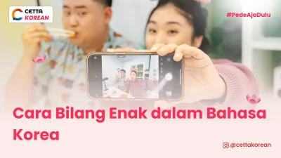 seorang wanita dan seorang lelaki terlihat sedang makan bersama, wanita tersebut memegang kamera dengan pose foto bersama