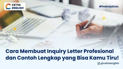 seseorang sedang menulis surat bisnis menggunakan pulpen dan kertas di atas meja kerja