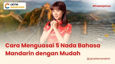 seorang wanita menggunakan pakaian khas tiongkok berpose depan kamera