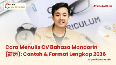 seorang pria pose tersenyum dengan background kertas CV