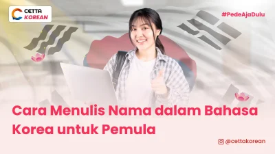 seorang perempuan sedang memegang laptop dan sedang membawa tas di punggungnya dengan wajah tersenyum