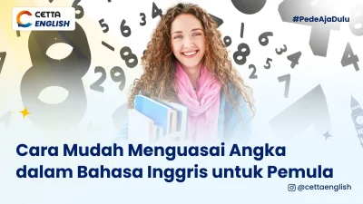 seorang perempuan tersenyum sedang memegang buku