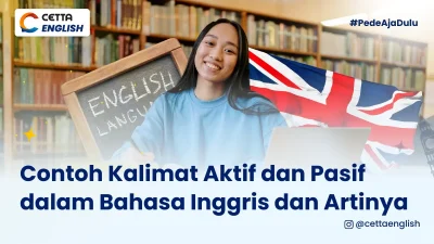 seorang perempuan terlihat tersenyum