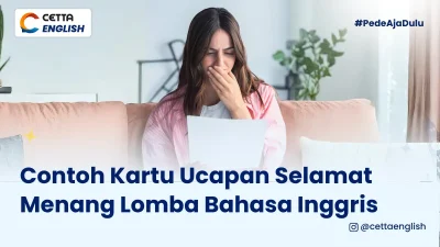 seorang perempuan sedang duduk dan memangku laptop