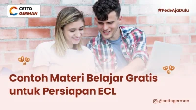 dua orang pelajar sedang duduk di pinggir tembok sambil belajar