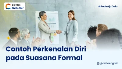 Dua orang sedang perkenalan di depan audiens yang banyak