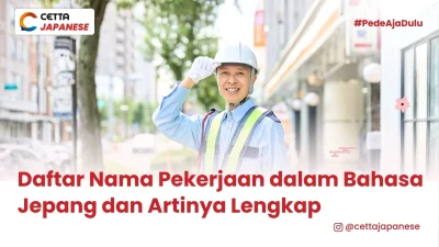 Seorang pekerja di Jepang berpose di depan gedung