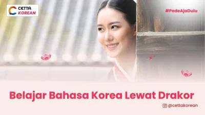 seorang wanita korea menggunakan pakaian tradisional menengok kepala dari tiang kayu rumah tradisional Korea sambil tersenyum.