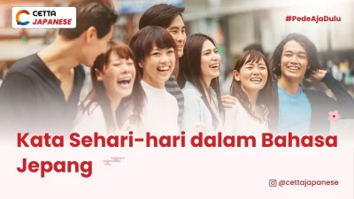 sekelompok anak muda sedang berdiri berjajar sambil ngobrol santai dan tertawa