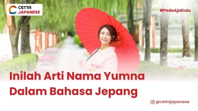 seorang gadis asal jepang bernama yumna berpose dengan payung merah