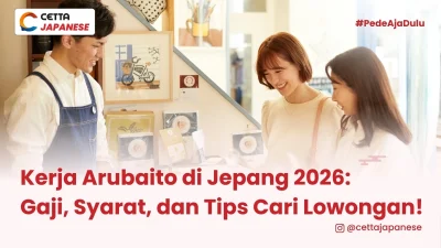 seorang pria asal jepang sedang melayani customer saat kerja arubaito