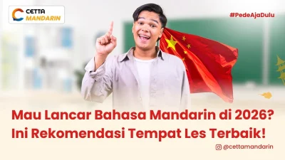 Seorang pira mengacungkan jari telunjuk ke atas memberikan rekomendasi kursus mandarin terbaik 2026 di Cetta Mandarin