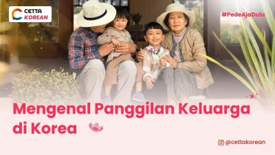 kakek dan nenek duduk berfoto bersama dua cucu laki-lakinya di teras rumah