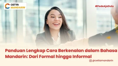 seorang wanita asia menjabat tangan untuk memperkenalkan diri menggunakan bahasa mandarin