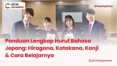 pelajar asal jepang berpose menggunakan seragam sekolah