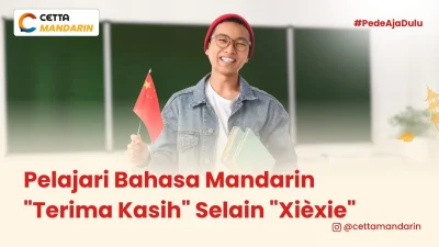 seorang pria membawa bendera china sambil membawa buku