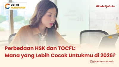 penyanyi sarwendah sedang belajar di depan laptop