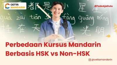 seorang lelaki sedang berdiri dan tersenyum sambil memegang buku dan menggendong sebuah tas hitam di punggungnya