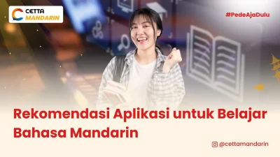 seorang perempuan mengenakan tas sekolah dan membawa banyak buku di tangannya dengan muka ceria