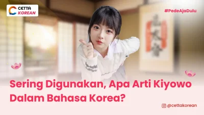 seorang perempuan Asia sedang mencondongkan tubuhnya ke kamera sambil berpose jempol