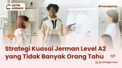 sekumpulan anak muda terlihat sedang berdiskusi menggunakan papan tulis