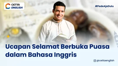 seorang lelaki memakai baju muslim sedang memegang kitab Al Quran