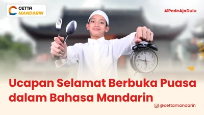 seorang anak yang memegang jam dan sendok garpu dengan pakaian muslim.