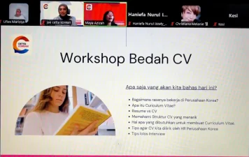Pembicara sedang menyampaikan materi terkait bedah cv