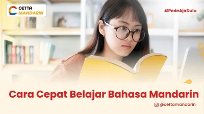 seorang pelajar sedang membaca buku